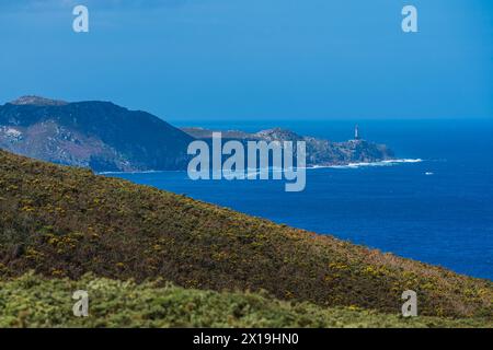 Blick auf einen Leuchtturm auf der Landzunge an der Atlantikküste. Punta Nariga, Costa Da Morte, Galicien, Spanien Stockfoto