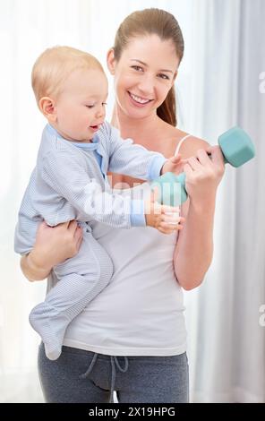 Mutter, Baby und Workout mit Hantel für starke Bindung, Lernen und Entwicklung mit Zeitmanagement. Mutter, Kind und Zuhause für Motorik oder Gesundheit Stockfoto