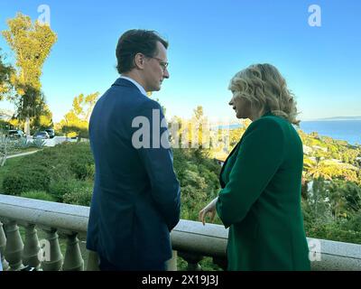 Los Angeles, USA. April 2024. Hendrik Wüst (CDU), Ministerpräsident von Nordrhein-Westfalen, und Veronica Ferres, Schauspielerin, sprechen bei einem Filmabend in Hollywood. Quelle: Stella Venohr/dpa/Alamy Live News Stockfoto