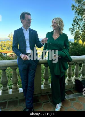 Los Angeles, USA. April 2024. Hendrik Wüst (CDU), Ministerpräsident von Nordrhein-Westfalen, und Veronica Ferres, Schauspielerin, sprechen bei einem Filmabend in Hollywood. Quelle: Stella Venohr/dpa/Alamy Live News Stockfoto