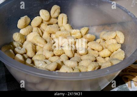 Italienisches Essen, frische hausgemachte Pasta Gnocchi mit Kartoffeln, fertig zum Kochen auf dem Portobello Road Food Market in London, Großbritannien Stockfoto