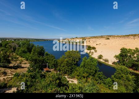 Die weißen Sanddünen mit dem See Lotus bei Mui ne in Vietnam Stockfoto