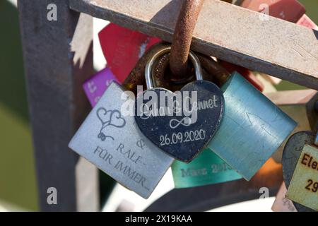 Frankfurt, Deutschland, 10. April 2024. Ein Liebesschloss auf der eisernen Fußbrücke. Stockfoto