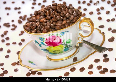 Tasse Kaffee Deutschland, München, 2024, Tasse Kaffee mit Tchibo Kaffeebohnen gefüllt, Symbolbild, Kaffee wird teurer, Kaffeepreise steigen bei Tchibo ab Mitte April, Tchibokaffee, Tchibo, alte Porzellantasse, Rosenthalporzellan, neue EU-Verordnung über entwaldungsfreie Liferketten, Stillleben, *** Tasse Kaffee Deutschland, München, 2024, Tasse Kaffee gefüllt mit Tchibo Kaffeebohnen, symbolisches Bild, Kaffee wird teurer, Kaffeepreise steigen bei Tchibo ab Mitte April, Tchibo Kaffee, Tchibo, alter Porzellanbecher, Rosenthal Porzellan, neue EU-Verordnung über abholzfreie Lieferketten Stockfoto