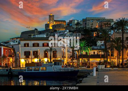 Blick von der Promenade auf die Altstadt, die Häuser und die Kathedrale unter dem wunderschönen Abendhimmel in Eivissa, Ibiza, Spanien. Stockfoto