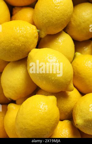 Frische Zitronen mit Wassertropfen als Hintergrund, Nahaufnahme Stockfoto