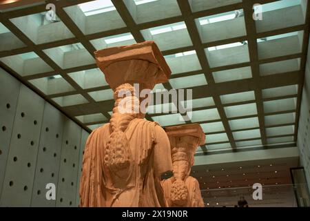 Athen, Griechenland; 13.10.2022: Die authentischen Karyatiden, von der Südveranda des Erechtheion-Tempels der Akropolis, im Akropolis-Museum, i Stockfoto