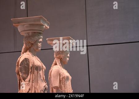 Athen, Griechenland; 13.10.2022: Die authentischen Karyatiden, von der Südveranda des Erechtheion-Tempels der Akropolis, im Akropolis-Museum, i Stockfoto