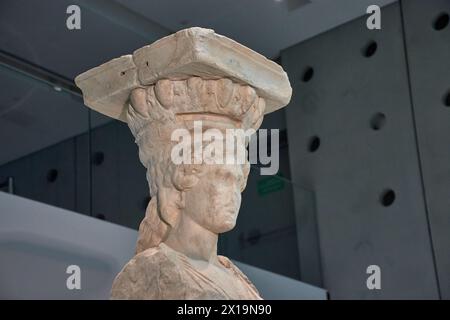 Athen, Griechenland; 13.10.2022: Die authentischen Karyatiden, von der Südveranda des Erechtheion-Tempels der Akropolis, im Akropolis-Museum, i Stockfoto