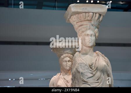 Athen, Griechenland; 13.10.2022: Die authentischen Karyatiden, von der Südveranda des Erechtheion-Tempels der Akropolis, im Akropolis-Museum, i Stockfoto