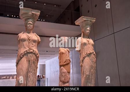 Athen, Griechenland; 13.10.2022: Die authentischen Karyatiden, von der Südveranda des Erechtheion-Tempels der Akropolis, im Akropolis-Museum, i Stockfoto