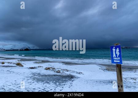 Schilder für öffentliche Toiletten an einem Strand im Winter, Skaland, Senja, Norwegen, Europa Stockfoto