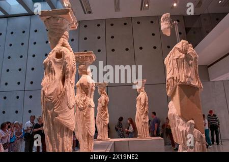 Athen, Griechenland; 13.10.2022: Die authentischen Karyatiden, von der Südveranda des Erechtheion-Tempels der Akropolis, im Akropolis-Museum, i Stockfoto