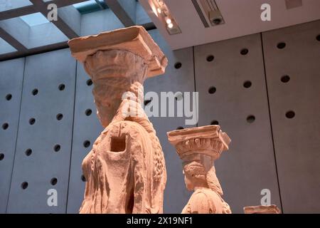 Athen, Griechenland; 13.10.2022: Die authentischen Karyatiden, von der Südveranda des Erechtheion-Tempels der Akropolis, im Akropolis-Museum, i Stockfoto