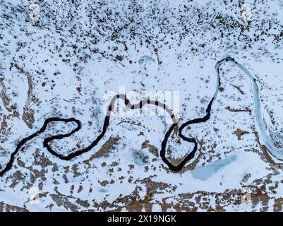 Luftaufnahme des kleinen Flusses, des Baches im Winter, Senja, Troms, Norwegen, Europa Stockfoto