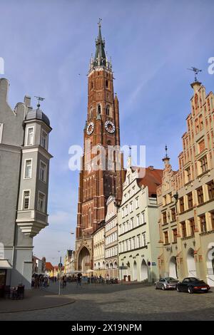 Landshut ist eine kreisfreie Stadt in Deutschland im süd-östlichen Bayern. Sie ist Sitz der Regierung von Niederbayern und Verwaltungssitz des Landkreises Landshut. Mit 75457 Einwohnern ist Landshut vor Passau die grösste Stadt Niederbayerns und nach Regensburg die zweitgrösste Stadt in Ostbayern. Im bayernweiten Vergleich der Einwohnerzahlen liegt sie auf Rang zehn. Foto: Kirche, Stiftsbasilika St. Martin in der Landshuter Altstadt bzw Innenstadt *** Landshut ist eine unabhängige Stadt in Deutschland im Südosten Bayerns und Sitz der Regierung von Niederbayern Stockfoto