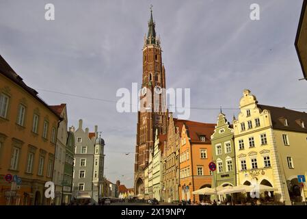 Landshut ist eine kreisfreie Stadt in Deutschland im süd-östlichen Bayern. Sie ist Sitz der Regierung von Niederbayern und Verwaltungssitz des Landkreises Landshut. Mit 75457 Einwohnern ist Landshut vor Passau die grösste Stadt Niederbayerns und nach Regensburg die zweitgrösste Stadt in Ostbayern. Im bayernweiten Vergleich der Einwohnerzahlen liegt sie auf Rang zehn. Foto: Kirche, Stiftsbasilika St. Martin in der Landshuter Altstadt bzw Innenstadt *** Landshut ist eine unabhängige Stadt in Deutschland im Südosten Bayerns und Sitz der Regierung von Niederbayern Stockfoto