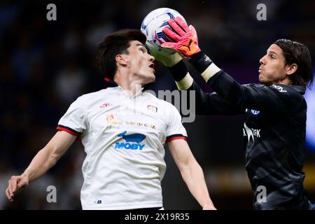 Mailand, Italien. 14. April 2024. Yann Sommer vom FC Internazionale tritt um den Ball mit Eldor Shomurodov von Cagliari Calcio während des Fußballspiels der Serie A zwischen dem FC Internazionale und Cagliari Calcio an. Quelle: Nicolò Campo/Alamy Live News Stockfoto