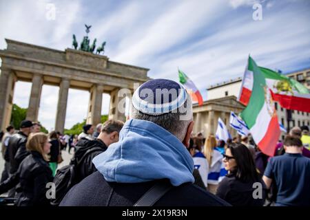 Solidaritaetskundgebund in Solidarität zu Israel nach den Iranischen Angriff mit Drohnen und Racketen vor dem Brandenburger Tor in Berlin am 14. April 2024. - Kurdische Gemeinde Berlin Solidaritätskundgebung für Israel nach dem iranischen Angriff *** Solidaritätskundgebung mit Israel nach dem iranischen Angriff mit Drohnen und Raketen vor dem Brandenburger Tor in Berlin am 14. April 2024 Kurdische Gemeinde Berlin Solidaritätskundgebung für Israel nach dem iranischen Angriff Stockfoto