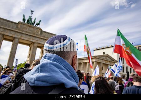 Solidaritaetskundgebund in Solidarität zu Israel nach den Iranischen Angriff mit Drohnen und Racketen vor dem Brandenburger Tor in Berlin am 14. April 2024. - Kurdische Gemeinde Berlin Solidaritätskundgebung für Israel nach dem iranischen Angriff *** Solidaritätskundgebung mit Israel nach dem iranischen Angriff mit Drohnen und Raketen vor dem Brandenburger Tor in Berlin am 14. April 2024 Kurdische Gemeinde Berlin Solidaritätskundgebung für Israel nach dem iranischen Angriff Stockfoto