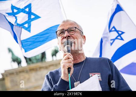 Solidaritaetskundgebund in Solidarität zu Israel nach den Iranischen Angriff mit Drohnen und Racketen vor dem Brandenburger Tor in Berlin am 14. April 2024. - Präsident der Deutsch-Israelischen Gesellschaft Volker Beck Solidaritätskundgebung für Israel nach den Iranischen Angriff *** Solidaritätskundgebung mit Israel nach dem iranischen Angriff mit Drohnen und Raketen vor dem Brandenburger Tor am 14. April in Berlin, 2024 Präsident der Deutsch-israelischen Gesellschaft Volker Beck Solidarity für Israel nach dem iranischen Angriff Stockfoto