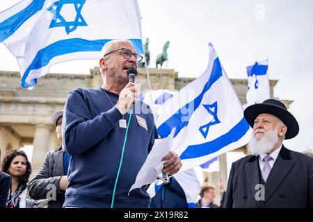 Solidaritaetskundgebund in Solidarität zu Israel nach den Iranischen Angriff mit Drohnen und Racketen vor dem Brandenburger Tor in Berlin am 14. April 2024. - Präsident der Deutsch-Israelischen Gesellschaft Volker Beck und Rabbiner Yitshak Ehrenberg. Solidaritätskundgebung für Israel nach dem iranischen Angriff *** Solidaritätskundgebung mit Israel nach dem iranischen Angriff mit Drohnen und Raketen vor dem Brandenburger Tor in Berlin am 14. April, 2024 versammelten sich der Präsident der Deutsch-israelischen Gesellschaft Volker Beck und Rabbi Yitshak Ehrenberg Solidarity für Israel nach dem iranischen Attentat Stockfoto