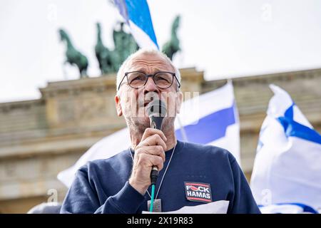 Solidaritaetskundgebund in Solidarität zu Israel nach den Iranischen Angriff mit Drohnen und Racketen vor dem Brandenburger Tor in Berlin am 14. April 2024. - Präsident der Deutsch-Israelischen Gesellschaft Volker Beck Solidaritätskundgebung für Israel nach den Iranischen Angriff *** Solidaritätskundgebung mit Israel nach dem iranischen Angriff mit Drohnen und Raketen vor dem Brandenburger Tor am 14. April in Berlin, 2024 Präsident der Deutsch-israelischen Gesellschaft Volker Beck Solidarity für Israel nach dem iranischen Angriff Stockfoto