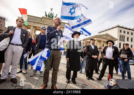 Solidaritaetskundgebund in Solidarität zu Israel nach den Iranischen Angriff mit Drohnen und Racketen vor dem Brandenburger Tor in Berlin am 14. April 2024. - Präsident der Deutsch-Israelischen Gesellschaft Volker Beck und Rabbiner Yitshak Ehrenberg. Solidaritätskundgebung für Israel nach dem iranischen Angriff *** Solidaritätskundgebung mit Israel nach dem iranischen Angriff mit Drohnen und Raketen vor dem Brandenburger Tor in Berlin am 14. April, 2024 versammelten sich der Präsident der Deutsch-israelischen Gesellschaft Volker Beck und Rabbi Yitshak Ehrenberg Solidarity für Israel nach dem iranischen Attentat Stockfoto