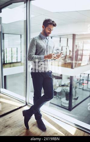 Vision, Lesen und Geschäftsmann mit Smartphone für Kontakt, Kommunikation und Arbeit für Unternehmenskarriere. Tippen, professionell oder Broker mit Stockfoto