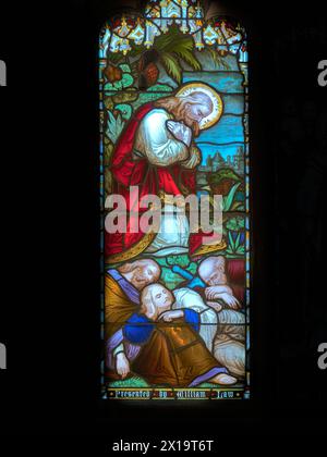 Jesus Christus betet im Garten Gethsemane in Furcht und Qual, dass er keine schmerzliche Kreuzigung erduldet, während seine drei Jünger fest schlafen. Stockfoto