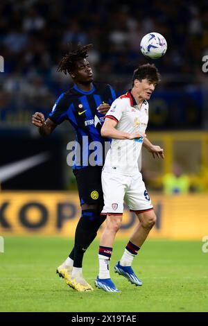 Mailand, Italien. 14. April 2024. Eldor Shomurodov von Cagliari Calcio tritt im Rahmen des Fußballspiels der Serie A zwischen dem FC Internazionale und Cagliari Calcio gegen Yann Aurel Bisseck vom FC Internazionale an. Quelle: Nicolò Campo/Alamy Live News Stockfoto