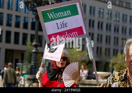 Frankfurt am Main, Deutschland, 06. April 2024. Dutzende von Menschen nehmen an einer von Jin Jiyan Azadi organisierten Demo Teil, um die Befreiung der persischen Frauen zu unterstützen. Stockfoto