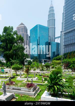 Versteckt in der Nähe von Jln Ampang und getrennt von Kampung Baru durch eine Autobahn ist eines der ältesten muslimischen Grabstätten von KL. Es ist beschattet von riesigen Banyans und Regen Stockfoto