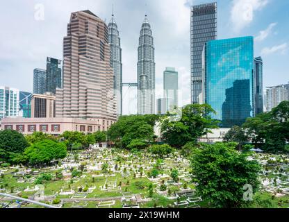 Versteckt in der Nähe von Jln Ampang und getrennt von Kampung Baru durch eine Autobahn ist eines der ältesten muslimischen Grabstätten von KL. Es ist beschattet von riesigen Banyans und Regen Stockfoto