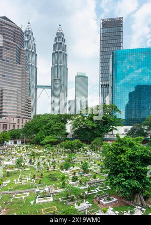 Versteckt in der Nähe von Jln Ampang und getrennt von Kampung Baru durch eine Autobahn ist eines der ältesten muslimischen Grabstätten von KL. Es ist beschattet von riesigen Banyans und Regen Stockfoto