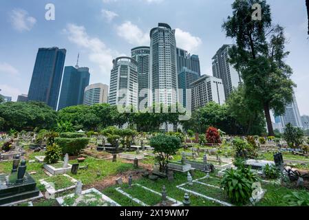 Versteckt in der Nähe von Jln Ampang und getrennt von Kampung Baru durch eine Autobahn ist eines der ältesten muslimischen Grabstätten von KL. Es ist beschattet von riesigen Banyans und Regen Stockfoto