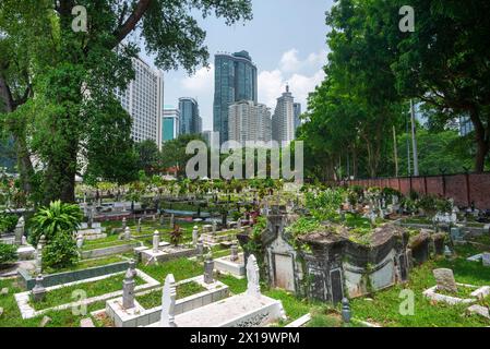 Versteckt in der Nähe von Jln Ampang und getrennt von Kampung Baru durch eine Autobahn ist eines der ältesten muslimischen Grabstätten von KL. Es ist beschattet von riesigen Banyans und Regen Stockfoto