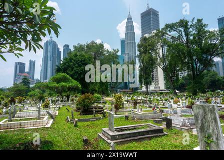 Versteckt in der Nähe von Jln Ampang und getrennt von Kampung Baru durch eine Autobahn ist eines der ältesten muslimischen Grabstätten von KL. Es ist beschattet von riesigen Banyans und Regen Stockfoto