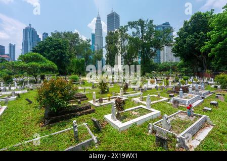 Versteckt in der Nähe von Jln Ampang und getrennt von Kampung Baru durch eine Autobahn ist eines der ältesten muslimischen Grabstätten von KL. Es ist beschattet von riesigen Banyans und Regen Stockfoto