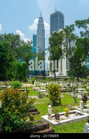 Versteckt in der Nähe von Jln Ampang und getrennt von Kampung Baru durch eine Autobahn ist eines der ältesten muslimischen Grabstätten von KL. Es ist beschattet von riesigen Banyans und Regen Stockfoto