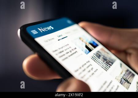 Neuigkeiten online. Telefon mit Zeitungsüberschriften und Feed. artikel zur digitalen Presse. Leser, der sich die neuesten Titel ansieht. Mockup-Website für Medienveröffentlichungen. Stockfoto