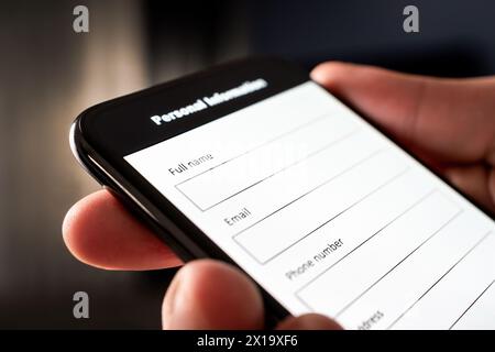 Formular und Online-Registrierung per Telefon. Daten in mobilen Umfragen. Personenbezogene Daten im Fragebogen oder bei der digitalen Registrierung auf der Website. Webanwendung. Stockfoto