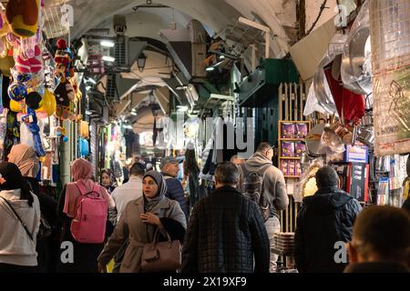 Jerusalem, Israel – 24. Februar 2023: Die Menschen kaufen und schlendern in den engen Gassen des muslimischen Viertels in der Altstadt von Jerusalem. Stockfoto