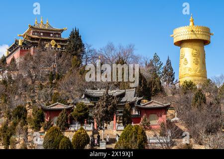 Zhongdian, China - 15. Februar 2019: Stadtansicht auf den Guishan Park in Shangri La auf dem tibetischen Plateau in der chinesischen Provinz Yunnan mit Buddhismus Stockfoto