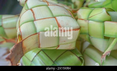 Ketupat oder Reisknödel ist ein traditionelles indonesisches Essen, das auf Eid serviert wird Stockfoto