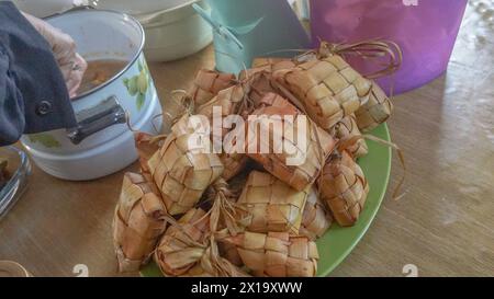 Ketupat oder Reisknödel ist ein traditionelles indonesisches Essen, das auf Eid serviert wird Stockfoto