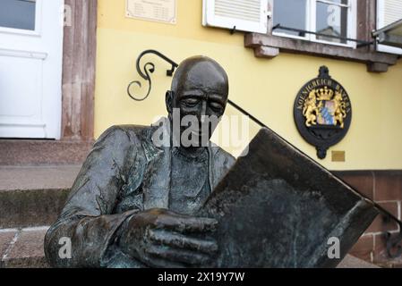 Skulptur lesender Mann auf der Treppe zum Rathaus in Homburg/Saar. An der Fassade des Gebäudes hängt ein Wappen des Königreichs Bayern. Skulptur lesender Mann *** Skulptur eines Mannes, der auf der Treppe zum Rathaus in Homburg Saar liest, hängt an der Fassade des Gebäudes Skulptur eines lesenden Mannes Ein Wappen des Königreichs Bayern Stockfoto