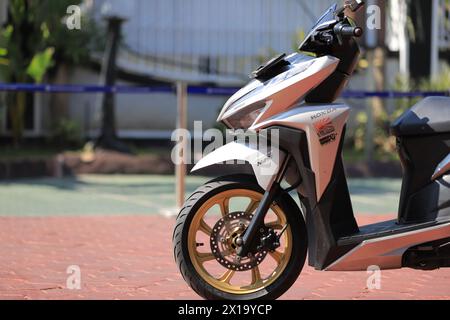 Motorrad der Marke Honda Vario parkt auf dem Hof Stockfoto