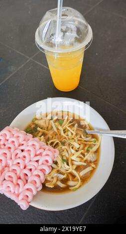 Diese köstliche Nudelsuppe wird mit rosa Crackern serviert, die normalerweise Mie Kocok Bandung genannt werden, ein typisches kulinarisches Gericht aus Bandung. Stockfoto
