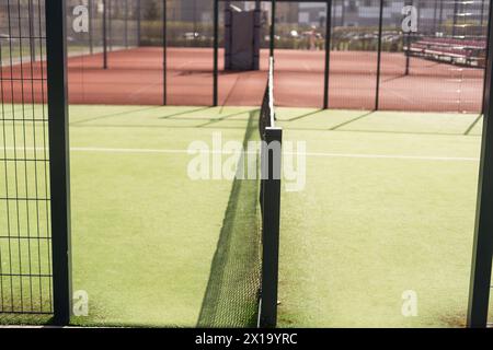 Blick auf den multifunktionalen Sportbereich mit Tennisplätzen Stockfoto